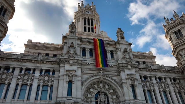 La primera bandera arcoíris "hecha por todos los madrileños" con 100.000 lazos ondea en Palacio de Cibeles